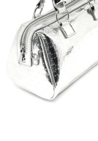 Srebrna torba s teksturiranim dizajnom koja sadrži urezani uzorak slova, dvostruko zatvaranje sa patentnim zatvaračem i odvojivu naramenicu.
