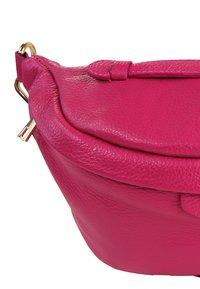 Roze leren handtas met een gestructureerd oppervlak, gebogen ontwerp en goudkleurige hardware. Voorzien van een klep sluiting en geplooide accenten.