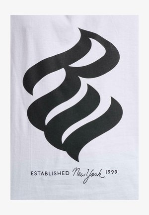 Weißes T-Shirt mit einer großen schwarzen Grafik, die stilisierten Flammen ähnelt. Darunter steht in schwarzer Schrift "ESTABLISHED New York 1999".