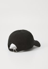 Casquette de baseball en coton noir avec une visière incurvée, une sangle réglable et une ouverture à l'arrière. Comprend un bouton supérieur cousu et des trous de ventilation.