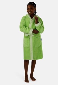 Grüner Baumwollbademantel mit Kapuze, kontrastierenden hellgrünen Akzenten, vorderen Taschen und gebundenem Gürtel. Weicher Stoff und knielanges Design.