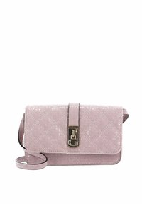 Sac bandoulière synthétique rose avec un motif en losange, une fermeture à boucle dorée et une bandoulière amovible. Texture lisse avec une finition brillante.