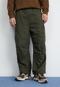 Carhartt WIP - JET PANT - Armijas stila bikses - cypress rinsed Miniatūras attēls 1