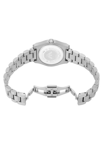 Zilveren roestvrijstalen horloge met een hexagonale kast, schakelarmband en een klapsluiting. Doorzichtige kast achteraan toont details van het uurwerk.