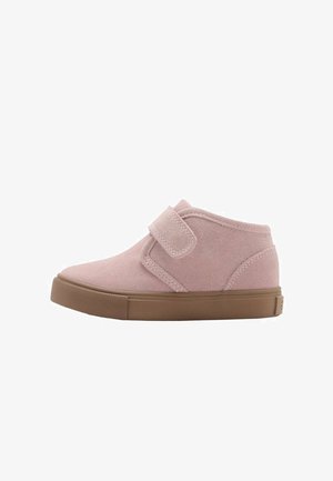Zapatilla de ante rosa con un diseño de caña alta, correa de Velcro y suela de goma marrón. Textura suave con detalles de costura mínimos.