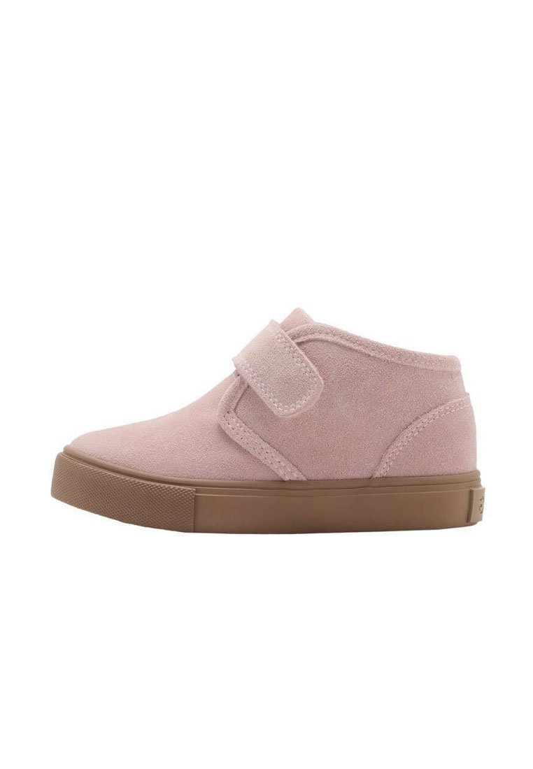 Růžové semišové tenisky s vysokým designem, suchým zipem a hnědou gumovou podrážkou. Hladká textura s minimem švů.