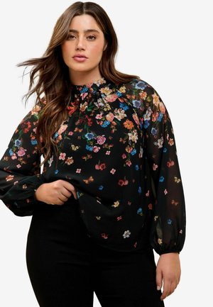 Zwarte bloemenblouse met lange, gepuffte mouwen, voorzien van een ge gathered halslijn en multicolore bloemen en vlinders door de doorschijnende stof.