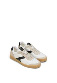 Weiße Leder-Sneaker mit schwarzen Akzenten und beigem Wildlederdetail. Verfügt über eine strukturierte Gummisohle und flache Schnürsenkel. Minimales Logo an der Seite.