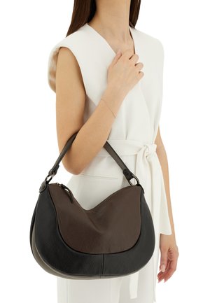 Borsa hobo con una texture in pelle conciata a mano di colore marrone scuro e nero, forma curvata e una singola tracolla con dettagli in metallo.