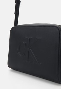 Calvin Klein Jeans SCULPTED CAMERA BAG - Skulderveske - black