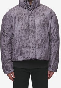 Gepolsterde jas van paars, textuurstof met hoge kraag, ritssluiting aan de voorkant en logodetail op de borst. Heeft een cropped ontwerp en zakken met rits.