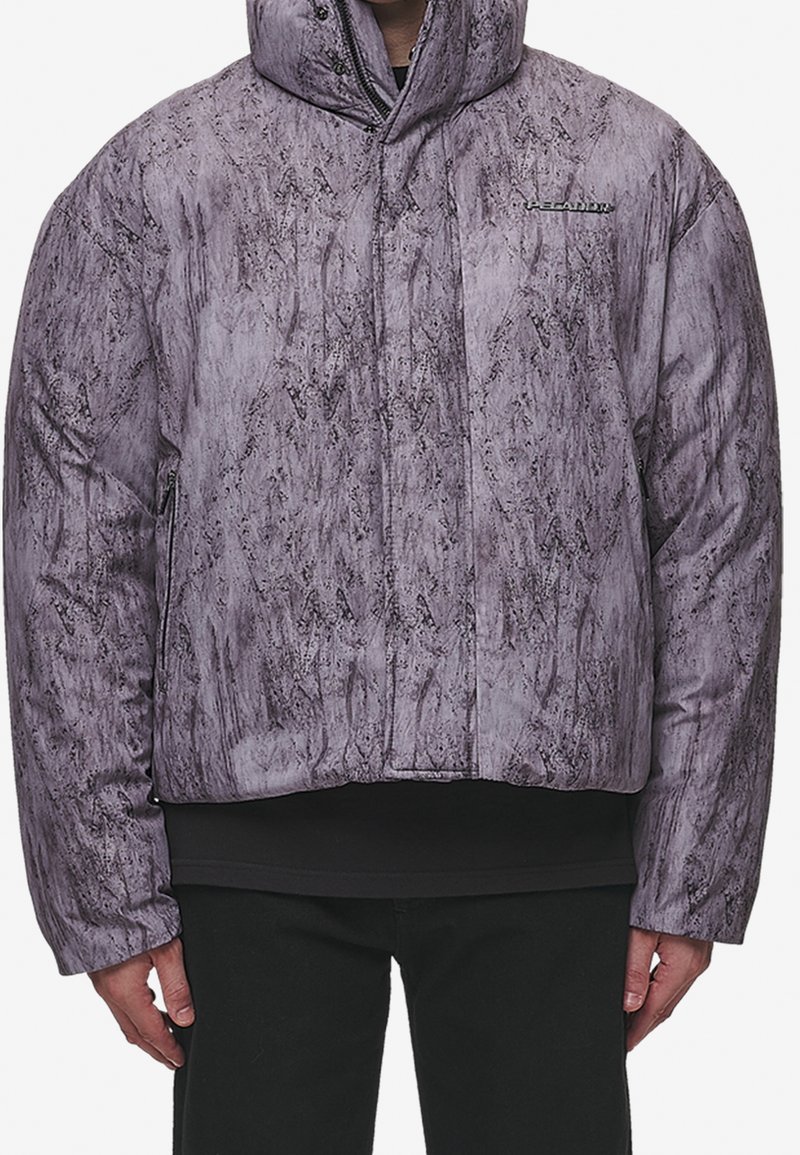 Gepolsterde jas van paars, textuurstof met hoge kraag, ritssluiting aan de voorkant en logodetail op de borst. Heeft een cropped ontwerp en zakken met rits.