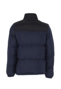 Námořnická puffer bunda s černým horním panelem, šitými sekcemi, vysokým límcem a elastickými manžetami. Hladká textura, lehká izolace.