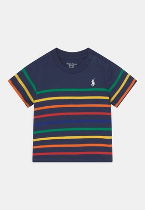 T-shirt bleu marine pour tout-petit avec des rayures horizontales vertes, jaunes, orange, rouges et bleues, des pressions aux épaules et un logo de cheval brodé blanc.