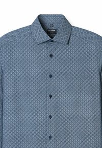 Blau gemustertes Hemd mit Kragen, das ein geometrisches Design aufweist, dunkle Knöpfe und eine glatte Stoffstruktur hat. Markenlabel im Kragen sichtbar.