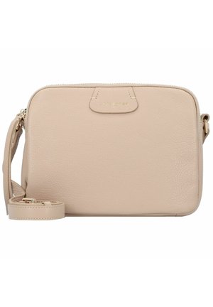 Beige Leder Umhängetasche mit strukturierter Oberfläche, Reißverschluss und abnehmbarem Gurt. Auf der Vorderseite befindet sich ein goldenes Logo.