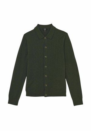Cárdigan de punto verde oscuro con cuello, cierre de botón y patrón de rombos texturizado en la parte delantera. Mangas largas.