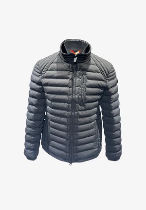 Schwarze gepolsterte Jacke mit hohem Kragen, horizontal gesteppten Abschnitten, Front-Reißverschluss und einer kleinen Reißverschlusstasche auf der Brust.
