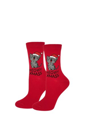 Czerwone bawełniane skarpetki z szarym kotem w czapce Mikołaja i napisem "MEOWY XMAS" wplecionym w przód. Gładka faktura.