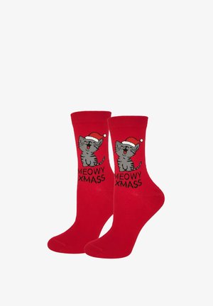 Czerwone bawełniane skarpetki z szarym kotem w czapce Mikołaja i napisem "MEOWY XMAS" wplecionym w przód. Gładka faktura.