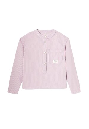 chemise à manches longues à rayures roses claires, dotée d'un col rond, de trois boutons, d'une poche poitrine et d'un tissu doux et texturé.