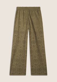 Pantalons large en kaki avec un design texturé comportant des motifs découpés en forme d'octogone et des accents floraux. Taille élastique.