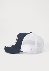 Tengerészkék baseball sapka fehér hálós hátsó résszel, piros felirattal az elején. Ívelt napellenző és állítható snapback kialakítás.