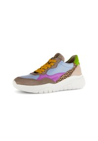 Sneaker mit einer Mischung aus Materialien, mit braunen, blauen, violetten und Animal-Print-Akzenten. Dicke weiße Sohle und leuchtend gelbe Schnürsenkel.