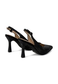 Tacchi slingback neri con superficie testurizzata, punta affusolata e tacco chunky a motivo. Cinturino alla caviglia regolabile per una vestibilità ottimale.