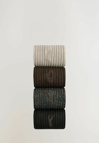 Stapel von drei gerollten Stoffröhren in hellbeige, dunkelbraun und schwarz mit einer gerippten Textur und gesticktem Hirschlogo auf jeder.