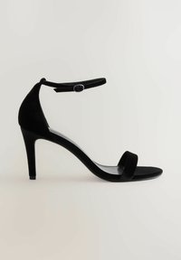 Sorte fløjls højhælede sandaler med en bred tårem, en Slank ankelrem med en rund spænde og et slankt, buet hældesign.