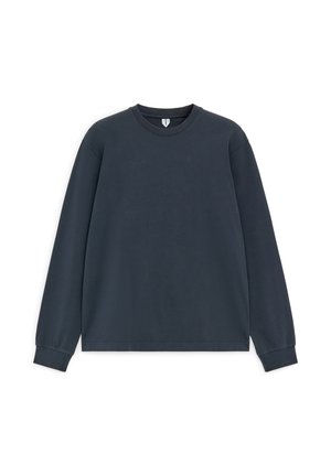 Sweat-shirt à manches longues gris foncé à col rond avec des poignets côtelés, présenté sur fond blanc.