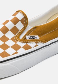 Vans CLASSIC SLIP-ON UNISEX - Slip-ins - color theory golden brown