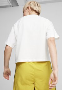 Puma CLASSICS RELAXED - Print T-shirt - white