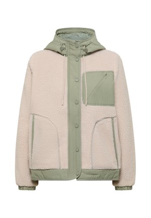 Beżowa kurtka z kożuszkiem sherpa z zielonym kapturem, zapinana na guziki z zamykaną na zamek kieszenią na piersi oraz dwoma bocznymi kieszeniami ozdobionymi zielonym obszyciem.