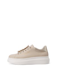 Sneaker in pelle beige con dettagli dorati, linguetta testurizzata sul retro, catena decorativa in perle sui lacci e suola piatta bianca spessa.