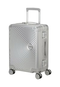 Valigia rigida argento con motivo a spirale testurizzato, manico estensibile e quattro ruote nere e argento per la mobilità.