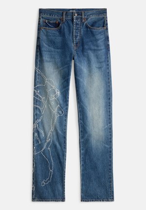 Kék farmernadrág, kifakult mosással, egyenes szárú kialakítással és fehér hímzett grafikai mintával, amely egy lovast és lovat ábrázol a bal lábszáron.