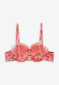 Roza cvetlična modrc z nabrano obrobjo, ki vsebuje majhne bele cvetove in rdeče jagode. Vključuje nastavljive naramnice in zlat ton zakovico na hrbtu.