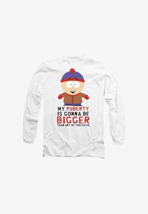 Weißes Langarm-T-Shirt mit einem Cartoon-Charakter, der einen blauen Hut, eine braune Jacke und rote Handschuhe trägt, mit fettgedrucktem Text in Schwarz und Rot.