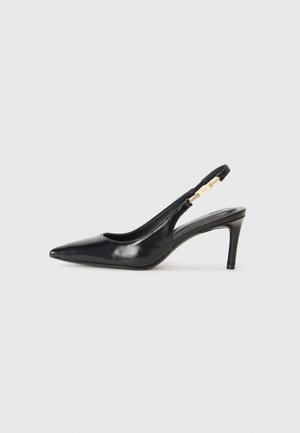 Chaussure à talon haut en cuir noir avec un bout pointu, texture lisse et uneFine bride de cheville avec des accents en métal doré.