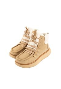 Botas de tobillo de ante beige con un forro de piel sintética crema, suelas de goma planas y punteras redondas. Presentan un diseño con cordones y una costura texturizada.