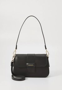 Zwarte leren crossbodytas met een omvouwbare flap, gouden beslag en een verstelbare band. Voorzien van een logoplaatje aan de voorkant.