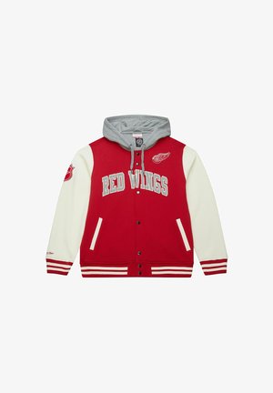 Rot- und cremefarbene Collegejacke mit einer grauen Kapuze, Druckknöpfen, Seitentaschen, gerippten Bündchen und einem aufgestickten Logo auf der Brust.