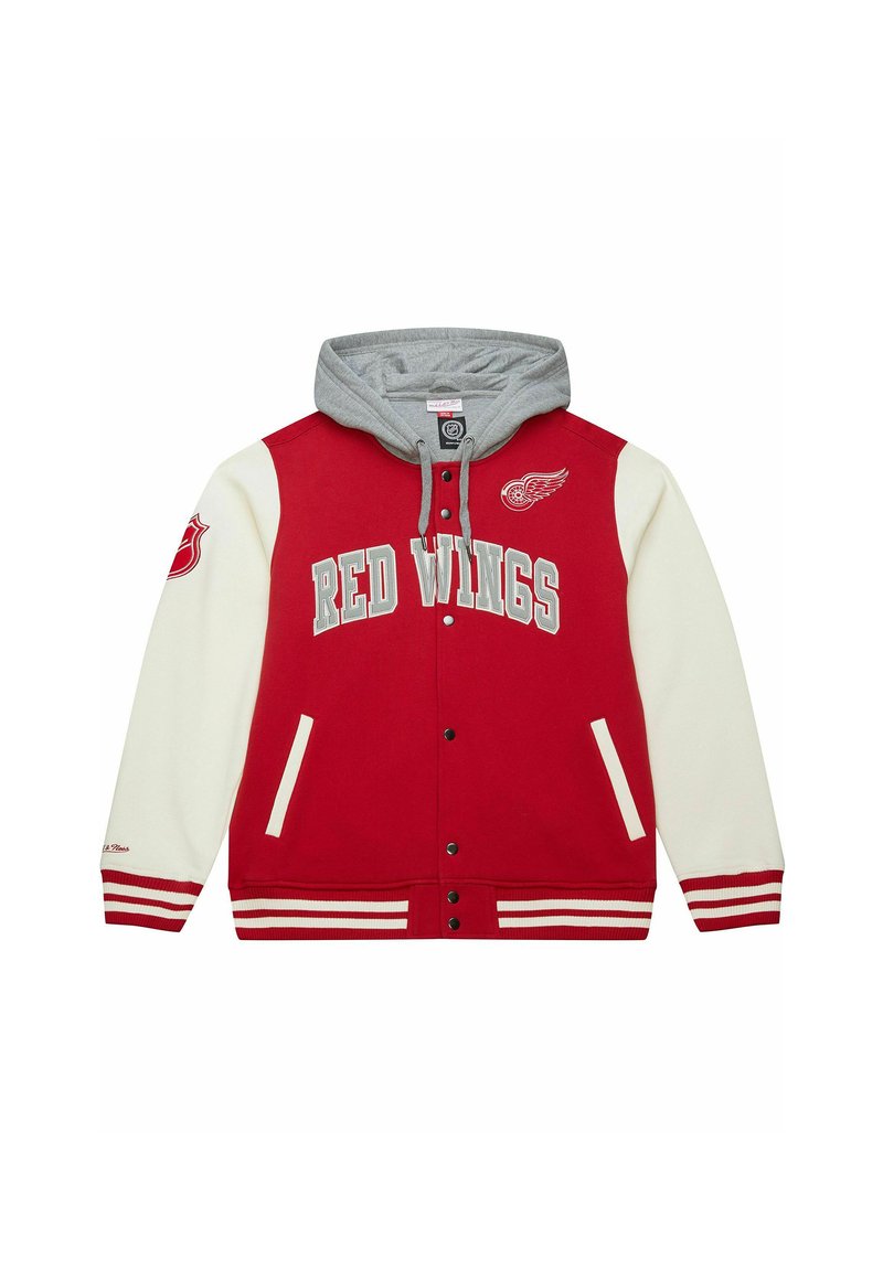 Rot- und cremefarbene Collegejacke mit einer grauen Kapuze, Druckknöpfen, Seitentaschen, gerippten Bündchen und einem aufgestickten Logo auf der Brust.