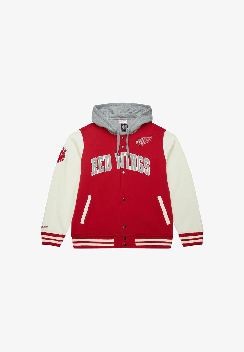 Giacca varsity rossa e crema con cappuccio grigio, bottoni a pressione, tasche laterali, polsini a costine e logo ricamato sul petto.