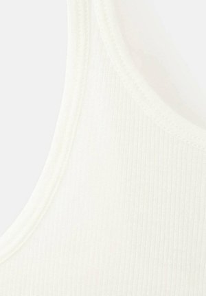 Prim-plan al unei țesături crem cu nervuri, cu detaliu de cusătură a decolteului curbat.