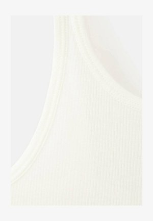 Primer plano de tela acanalada de color crema con detalle de costura en el escote curvado.