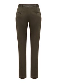 Kaki-Hosen mit schlanker Passform, die eine glatte Textur aufweisen, zwei Gesäßtaschen mit Knöpfen und einen elastischen Taillenbund mit Markenlogo.