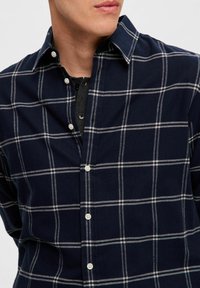 Selected Homme SLIMOWEN-BRUSHED NOOS - Skjorter - dark sapphire